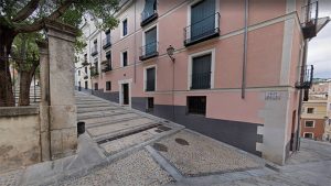 Herido un joven al que intentaron robar en un portal de la calle Caballeros