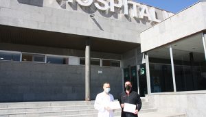 La Asociación Sonrisas vuelve a mostrar su solidaridad y dona una tablet para los niños de Pediatría del Hospital Virgen de la Luz