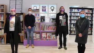 La Biblioteca de Cabanillas inaugura su «Estantería Violeta» de libros infantiles y juveniles
