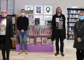 La Biblioteca de Cabanillas inaugura su «Estantería Violeta» de libros infantiles y juveniles