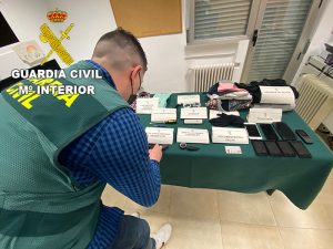 La Guardia Civil detiene a cuatro personas en Tarancón por delitos de falsedad documental, contra la seguridad del tráfico y tentativa de hurto