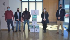 La Junta entrega más de 54.000 monodosis de gel hidroalcoholico a los hosteleros de Cuenca