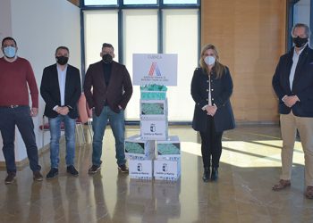 La Junta entrega más de 54.000 monodosis de gel hidroalcoholico a los hosteleros de Cuenca La Junta entrega más de 54.000 monodosis de gel hidroalcoholico a los hosteleros de Cuenca