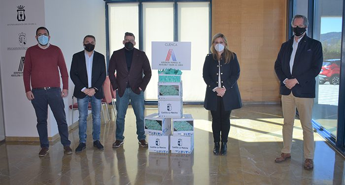 La Junta entrega más de 54.000 monodosis de gel hidroalcoholico a los hosteleros de Cuenca
