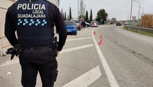 La Policía Local de Guadalajara sanciona a diez establecimientos e impone catorce denuncias por la celebración de fiestas en domicilios