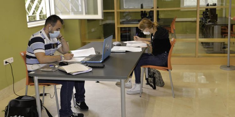 La UCLM concede 233 ayudas a estudiantes en situaciones de dificultad económica para el curso 2020/2021 1 La UCLM concede 233 ayudas a estudiantes en situaciones de dificultad económica
