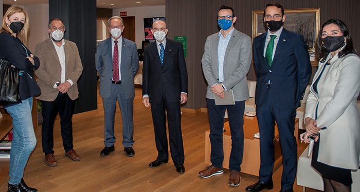 La UCLM y Globalcaja estrechan lazos en la primera visita institucional del rector a la entidad financiera