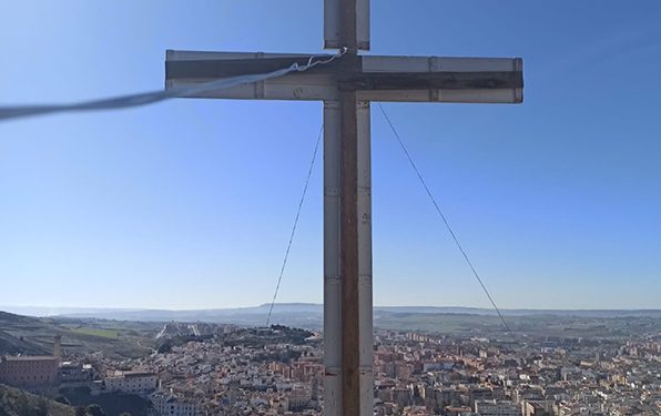 Las tres cruces ya anuncian en Cuenca la llegada de la Semana Santa