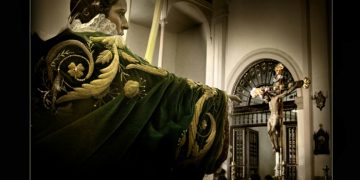 Madre, ahí tienes a tu hijo, de Cristina Díaz Chavarría, obra ganadora del XXI Concurso Fotográfico de la Soledad del Puente