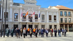 Minuto de silencio en la Plaza Mayor de Guadalajara en memoria de las víctimas del terrorismo