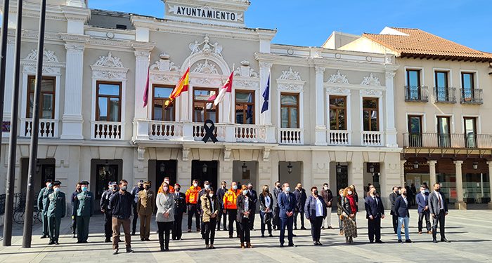 Minuto de silencio en la Plaza Mayor de Guadalajara en memoria de las víctimas del terrorismo