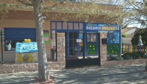 Obras de reforma en el acerado y el muro perimetral de la Escuela Infantil Tres Torres de Cabanillas