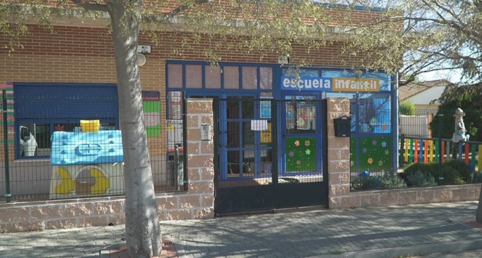 Obras de reforma en el acerado y el muro perimetral de la Escuela Infantil Tres Torres de Cabanillas