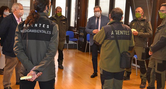 Robles da la bienvenida a los agentes medioambientales que se incorporan a la plantilla de Guadalajara