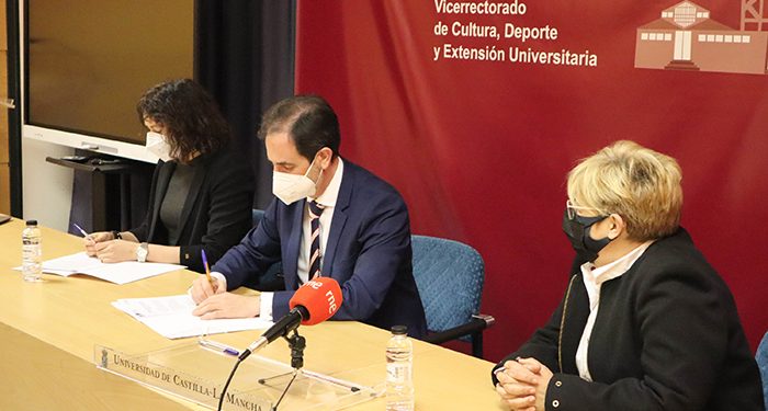 Thales becará a 5 estudiantes del Máster de Ingeniería de Telecomunicación de la UCLM 1 Thales becará a 5 estudiantes del Máster de Ingeniería de Telecomunicación de la UCLM