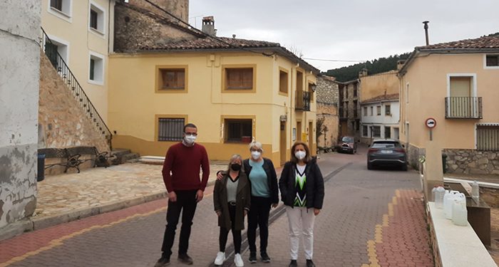 Torralba informa a los alcaldes de Fresneda de la Sierra y Fuertescusa de la llegada de los primeros fondos del Plan de Recuperación dotados con 581 millones de euros