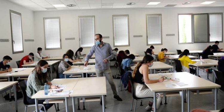 Tres investigadores de la UCLM junto a un centenar de científicos españoles reclaman “una acción coordinada y urgente” frente a la COVID 1 Tres investigadores de la UCLM junto a un centenar de científicos españoles reclaman “una acción coordinada y urgente” frente a la COVID