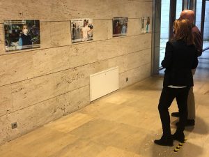 Una muestra de fotografías organizada por la Consejería de Sanidad rinde homenaje al papel desempeñado por las mujeres durante el año de pandemia