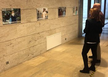 Una muestra de fotografías organizada por la Consejería de Sanidad rinde homenaje al papel desempeñado por las mujeres durante el año de pandemia