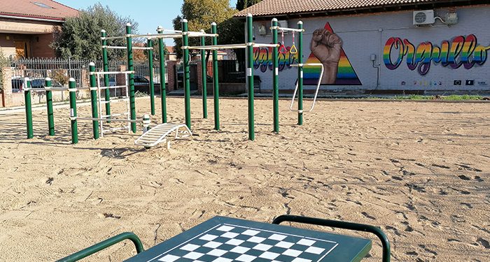 Villanueva de la Torre estrena parque deportivo de calistenia en la Zona Joven