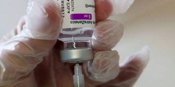 AstraZeneca prohibida a personas menores de 60 años