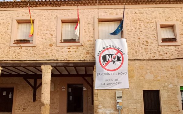 Barchín del Hoyo en Cuenca se llena con pancartas para frenar la macrogranja porcina proyectada 1 Barchín del Hoyo en Cuenca se llena con pancartas para frenar la macrogranja porcina proyectada