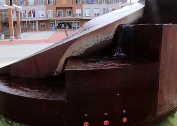 Cabanillas culmina los trabajos de recuperación de las fuentes ornamentales de la Plaza del Pueblo
