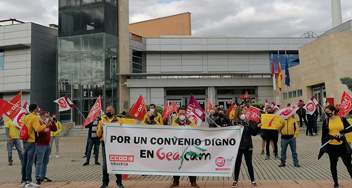 CCOO y UGT en Geacam se concentran ante la consejería de Desarrollo Sostenible para exigir “un convenio digno” 1 CCOO y UGT en Geacam se concentran ante la consejería de Desarrollo Sostenible para exigir “un convenio digno”