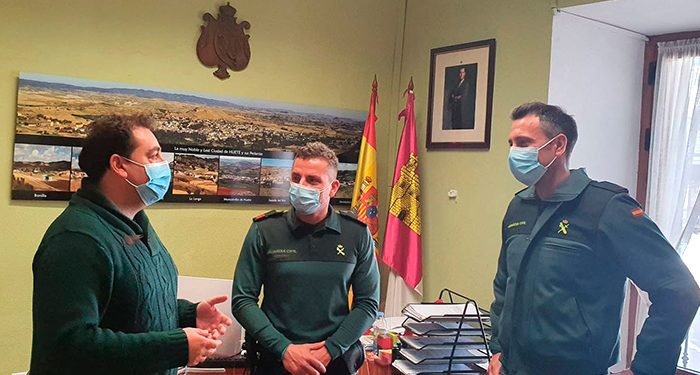 Doménech se reúne con el nuevo sargento de la Guardia Civil de Huete 1 Doménech se reúne con el nuevo sargento de la Guardia Civil de Huete