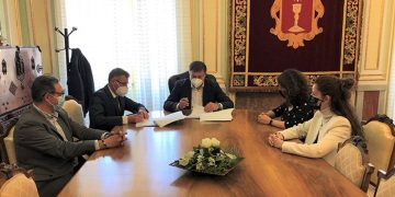 El Ayuntamiento de Cuenca y CaixaBank firman el contrato por el que ésta se convierte en entidad financiera colaboradora principal en la gestión tributaria