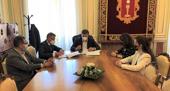 El Ayuntamiento de Cuenca y CaixaBank firman el contrato por el que ésta se convierte en entidad financiera colaboradora principal en la gestión tributaria 1 El Ayuntamiento de Cuenca y CaixaBank firman el contrato por el que ésta se convierte en entidad financiera colaboradora principal en la gestión tributaria