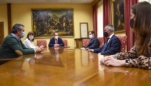 El Ayuntamiento de Guadalajara firma un convenio de colaboración con la cadena Hipercor para la alimentación de las especies del Zoo Municipal