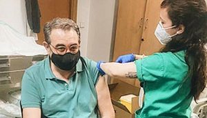 El consejero de Sanidad, primer integrante del Gobierno regional vacunado contra la Covid-19