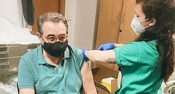 El consejero de Sanidad, primer integrante del Gobierno regional vacunado contra la Covid-19 1 El consejero de Sanidad, primer integrante del Gobierno regional vacunado contra la Covid-19