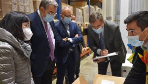 El consejero de Sanidad recepciona las vacunas de Pfizer que se administrarán esta semana en Castilla-La Mancha