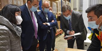 El consejero de Sanidad recepciona las vacunas de Pfizer que se administrarán esta semana en Castilla-La Mancha