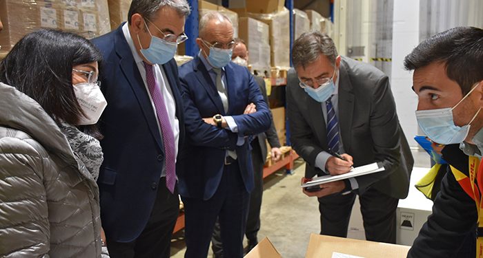 El consejero de Sanidad recepciona las vacunas de Pfizer que se administrarán esta semana en Castilla-La Mancha