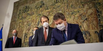 El Gobierno de Castilla-La Mancha y Espirituosos España suman fuerzas en su compromiso por un consumo responsable de alcohol en adultos y la ausencia en menores