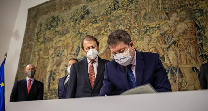 El Gobierno de Castilla-La Mancha y Espirituosos España suman fuerzas en su compromiso por un consumo responsable de alcohol en adultos y la ausencia en menores