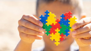 El Gobierno regional atiende de forma especializada en recursos sociales a 145 niñas y niños con trastorno del espectro del autismo diariamente