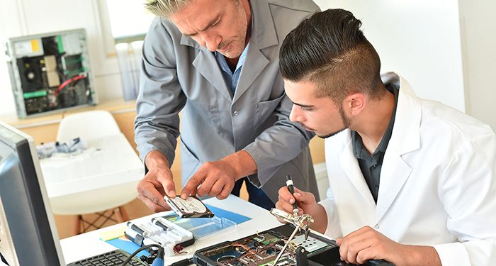 Castilla-La Mancha contará el próximo curso escolar con 384 proyectos de FP Dual, 65 de nueva implantación 1 El Gobierno regional autoriza 19 proyectos nuevos de FP Dual para desarrollar en 13 centros educativos de la Comunidad Autónoma