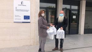 El Gobierno regional entrega a los centros educativos de la provincia de Cuenca alrededor de 300.000 mascarillas quirúrgicas para docentes y personal no docente