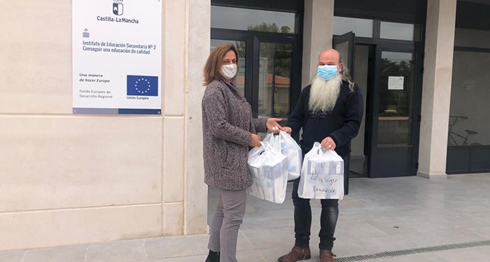 El Gobierno regional entrega a los centros educativos de la provincia de Cuenca alrededor de 300.000 mascarillas quirúrgicas para docentes y personal no docente