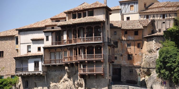 El Grupo Socialista recuerda al PP que gestó el proyecto de remodelación de las Casas Colgadas en su legislatura sin incluir servicios básicos