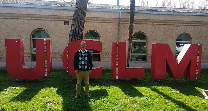 El profesor de la UCLM Abderrazzak Douhal, editor de la revista internacional PhysChem 1 El profesor de la UCLM Abderrazzak Douhal, editor de la revista internacional PhysChem