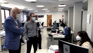 El subdelegado del Gobierno en Cuenca visita la oficina del SEPE para agradecer el trabajo realizado durante el último año con motivo del covid-19