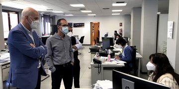 El subdelegado del Gobierno en Cuenca visita la oficina del SEPE para agradecer el trabajo realizado durante el último año con motivo del covid-19