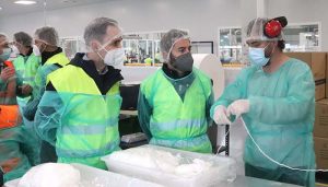 García Salinas visita la planta de Ilunion en Cabanillas donde ya se fabrican 80.000 mascarillas quirúrgicas diarias