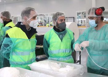 García Salinas visita la planta de Ilunion en Cabanillas donde ya se fabrican 80.000 mascarillas quirúrgicas diarias