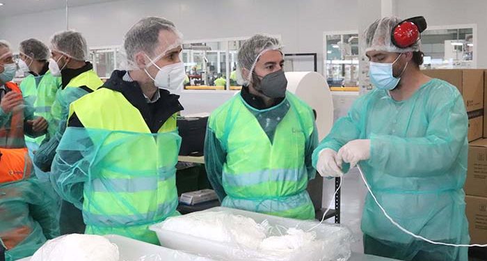 García Salinas visita la planta de Ilunion en Cabanillas donde ya se fabrican 80.000 mascarillas quirúrgicas diarias